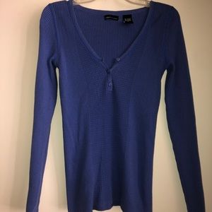 Fitted blue long sleeve top